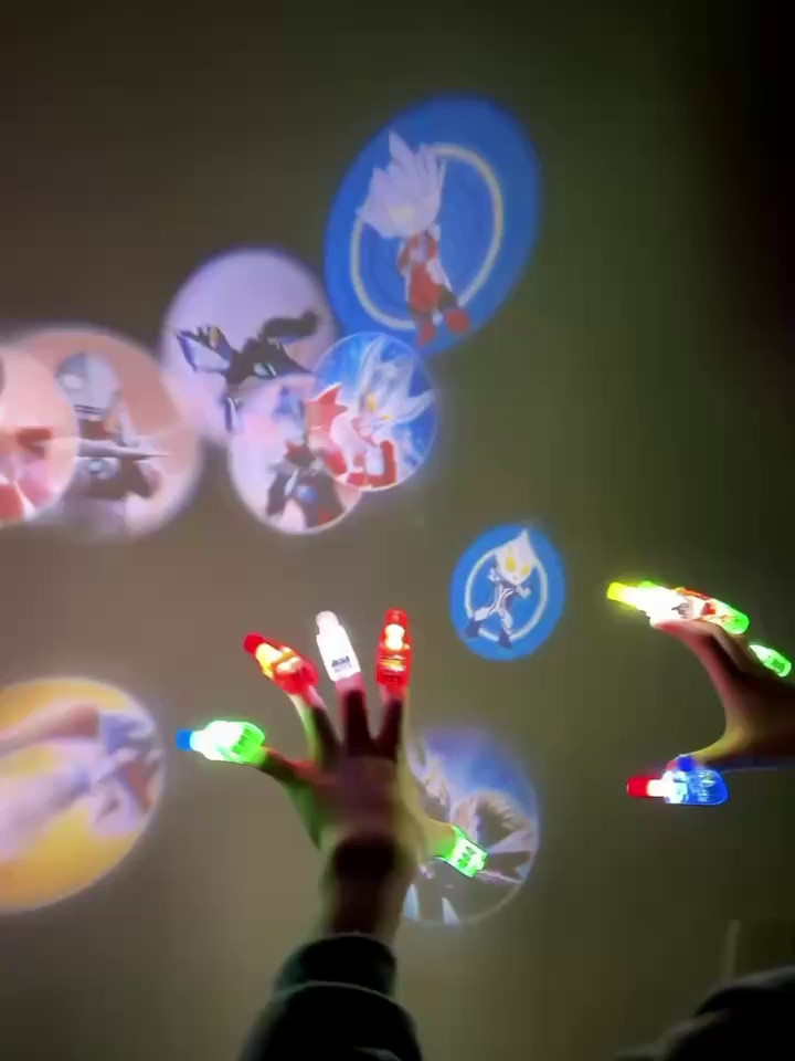 Детский проектор-фонарик на пальци (5000)